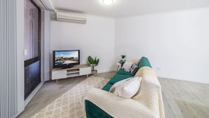 Apartment, 2 Bedrooms | Interior - Beautiful Fresh Large 2BR 2Bath Apt (Surfers Paradise)