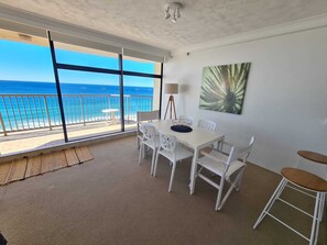 Apartment, 2 Schlafzimmer | Essbereich im Zimmer
