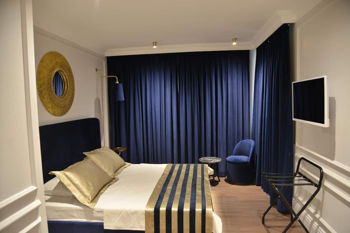 Deluxe tweepersoonskamer | Een minibar, een kluis op de kamer, geluiddichte muren
