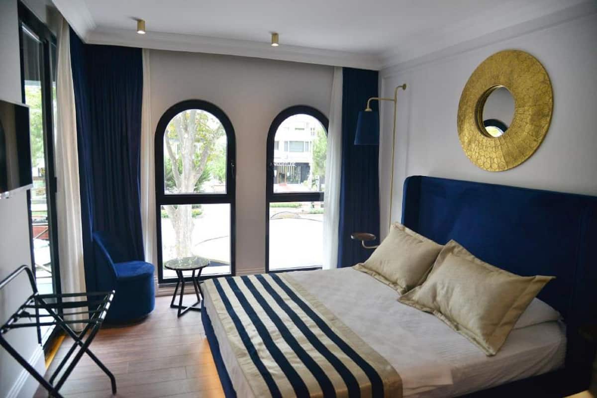 Deluxe tweepersoonskamer, balkon | Een minibar, een kluis op de kamer, geluiddichte muren