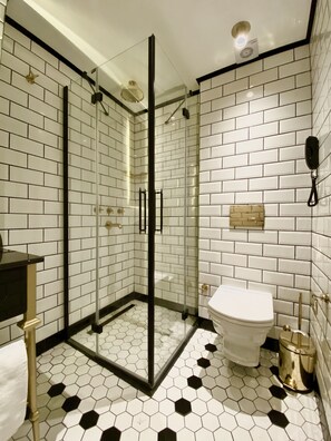 Shower, bathrobes, slippers, towels - A11 Exclusive Hotel (Istanbul)