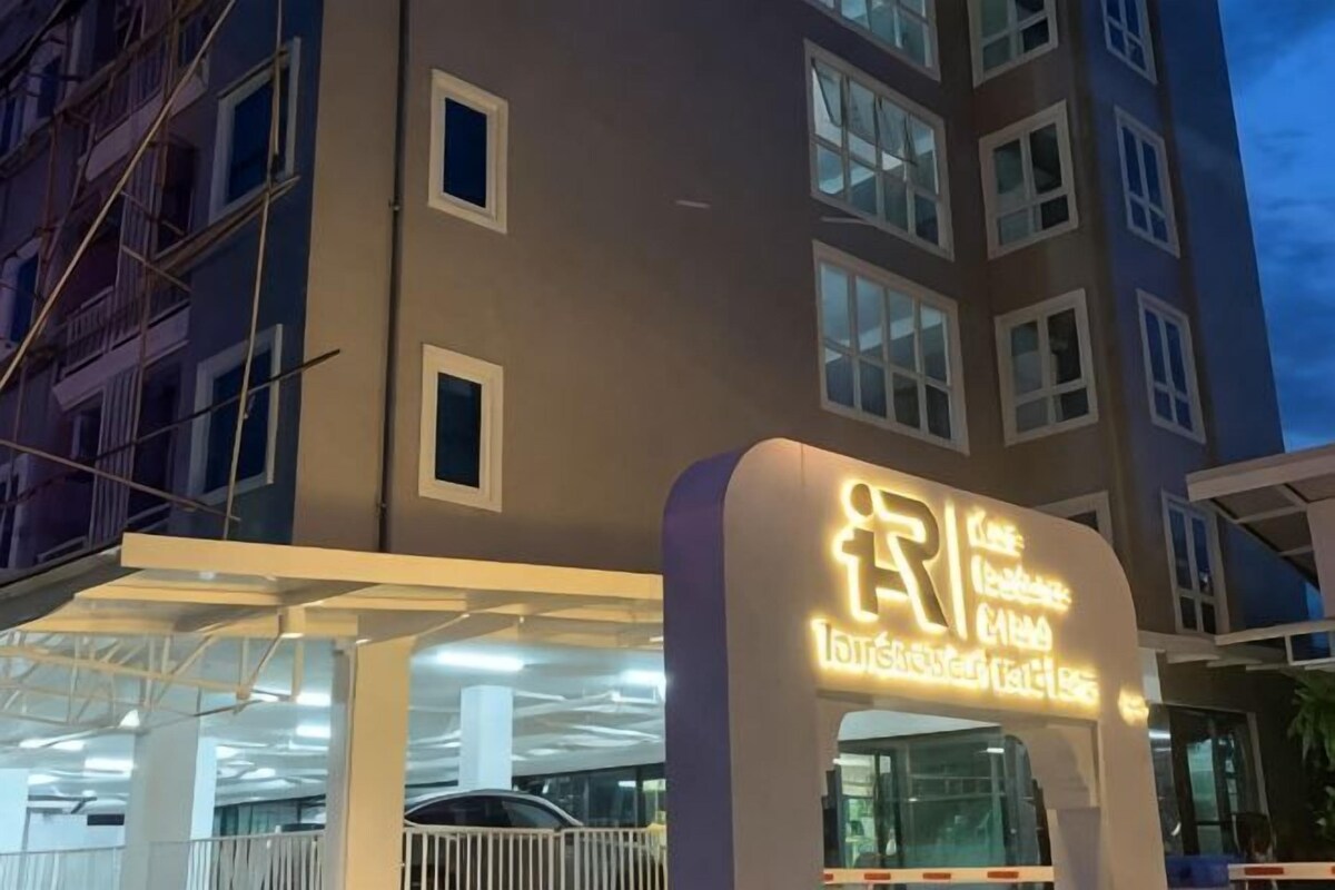 Entrada de un hotel con un letrero que indica 'Hotel' y 'Estacionamiento'.