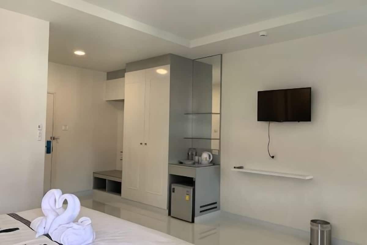 Edredones de plumas, minibar, escritorio