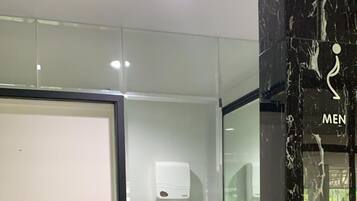 Shower, hydromassage showerhead, free toiletries, towels