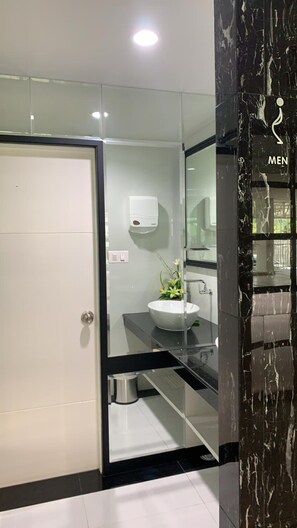 Shower, hydromassage showerhead, free toiletries, towels - Icare Residence & Hotel (Bangkok)