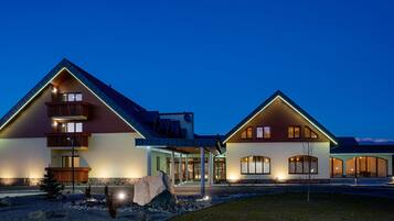 住宿正面 - 傍晚/夜晚