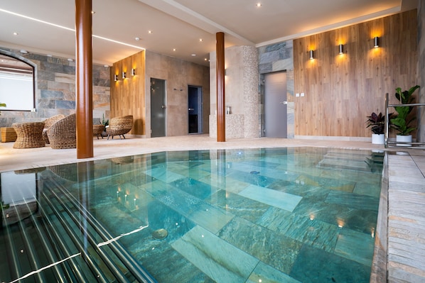 Indoor spa tub