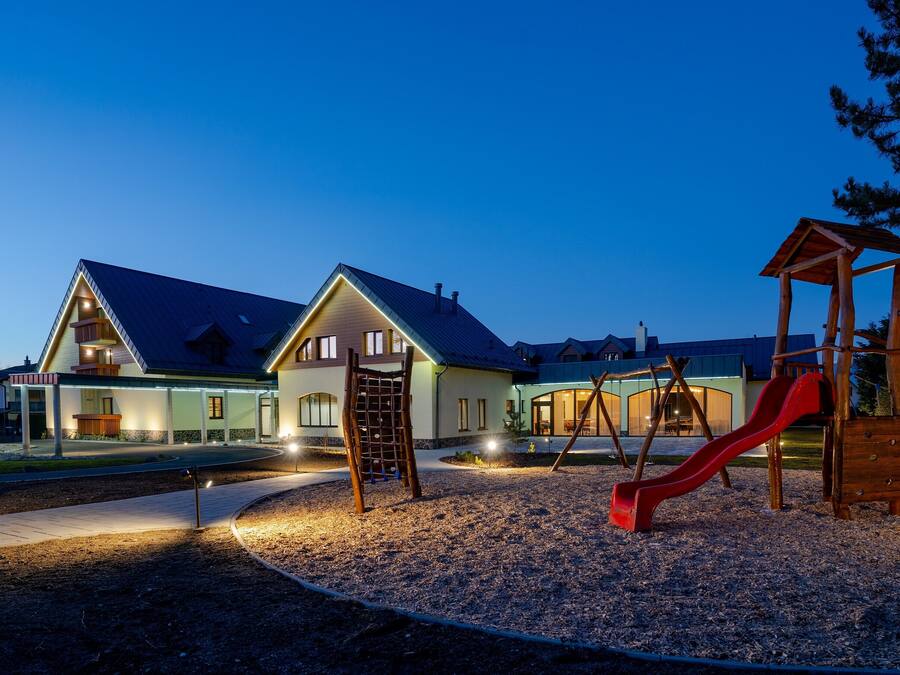 Overnatningsstedets facade – aften/nat