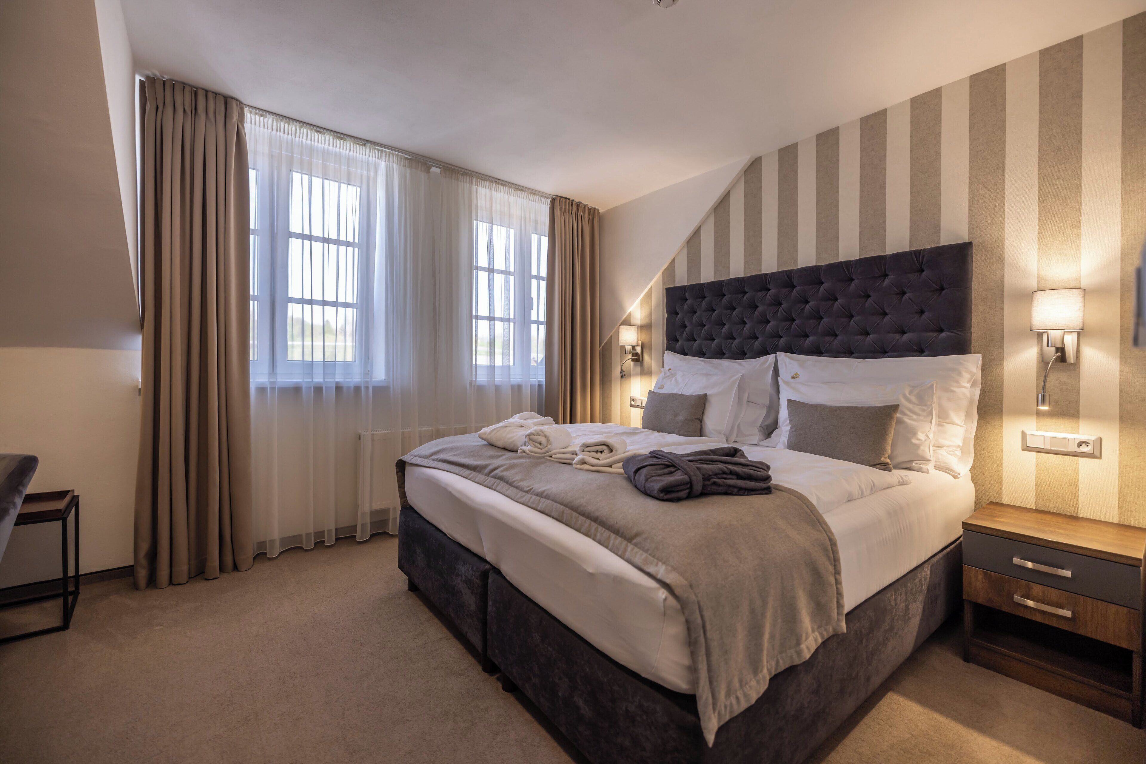 Superior Double or Twin Room | Bar mini, peti besi dalam bilik, meja, ruang kerja komputer riba 