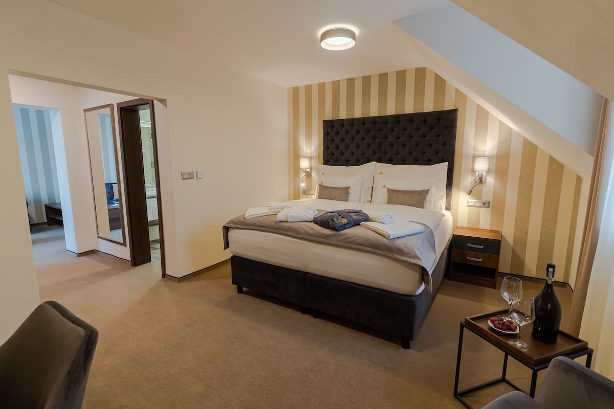 Deluxe Suite, Balcony | 1 bedroom, minibar, in-room safe, desk