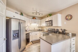 ثلاجة، ميكروويف، فرن، موقد طهي مسطح