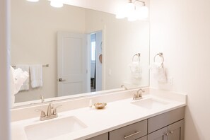 Ensemble douche/baignoire, sèche-cheveux, serviettes fournies