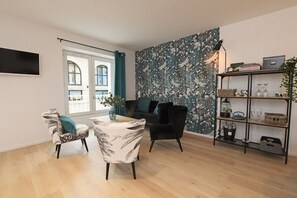 TV, books - Pitch no. 1 with marina view & terrace, Private parking lot (Concarneau)