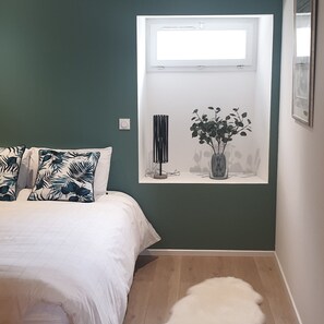 2 bedrooms, iron/ironing board, travel crib, free WiFi - Pitch no. 1 with marina view & terrace, Private parking lot (Concarneau)