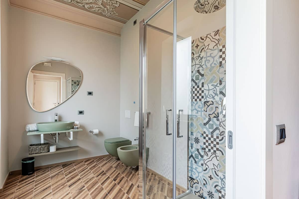 superior double room | bathroom | free toiletries, hair dryer, bidet, towels