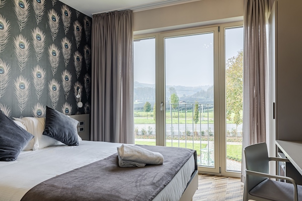 Egyptian cotton sheets, premium bedding, down duvets, minibar