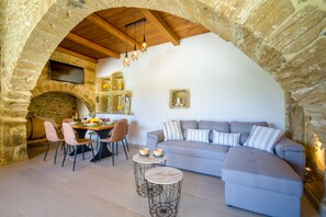 Villa Confort, 2 chambres, piscine privée, vue sur la mer | Salle de séjour | Téléviseur à écran plat