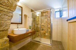 Villa Confort, 2 chambres, piscine privée, vue sur la mer | Douche de la salle de bain