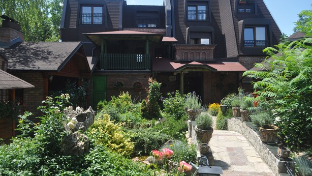 Un immeuble à plusieurs étages, doté d’une façade en briques et de nombreuses fenêtres.