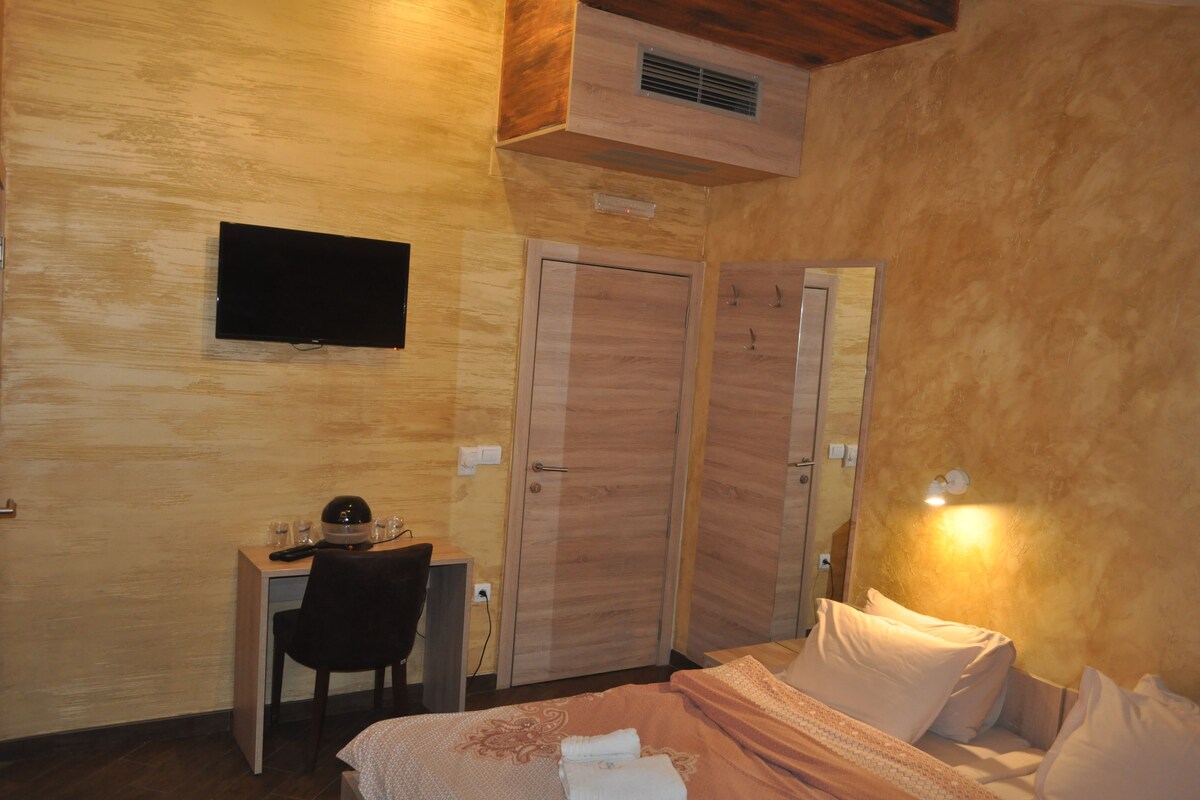 Classic Double Room | Egyptian cotton sheets, premium bedding, Tempur-Pedic beds, minibar