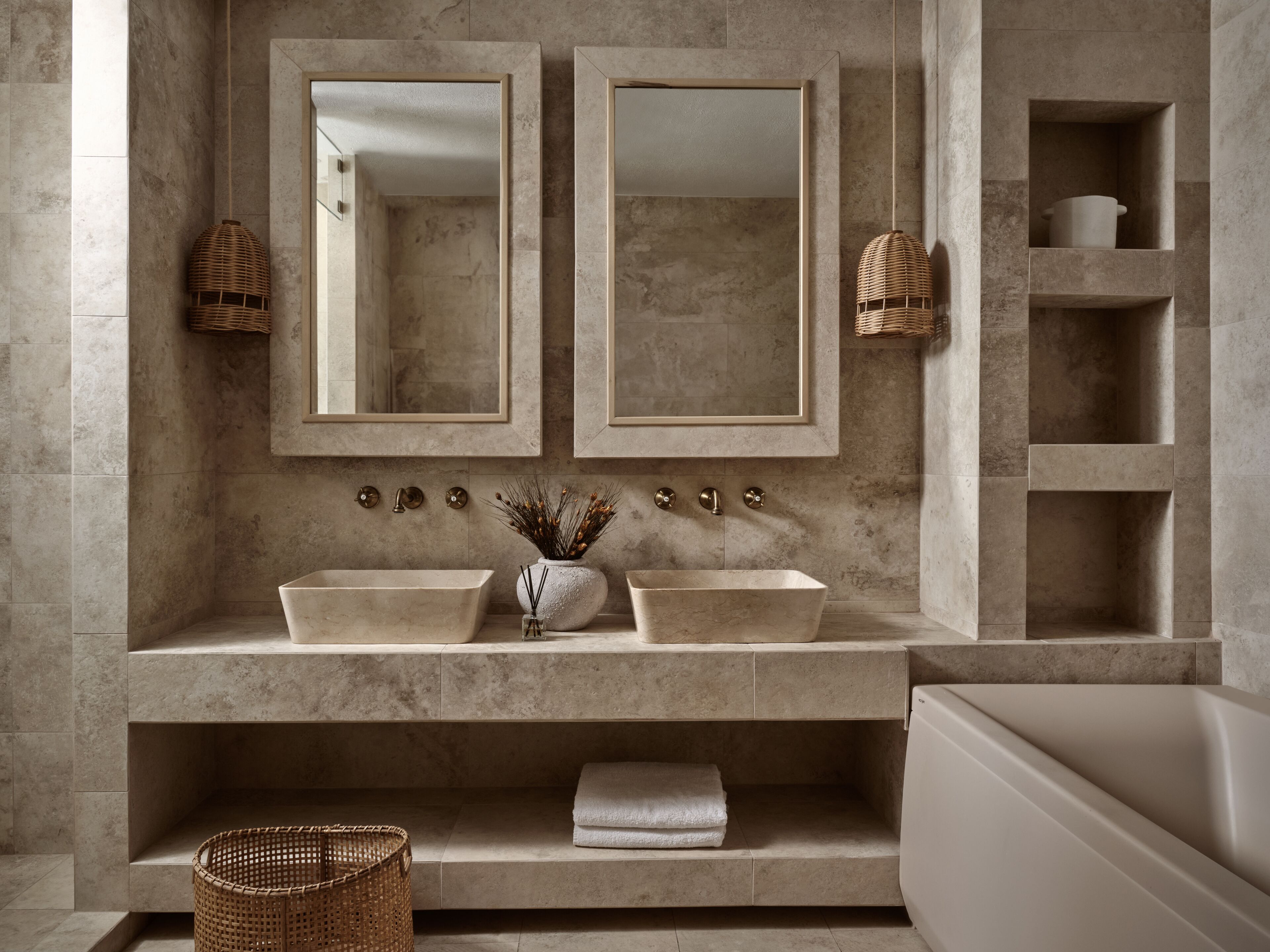 Un baño moderno con dos lavamanos, un espejo grande y una bañera.