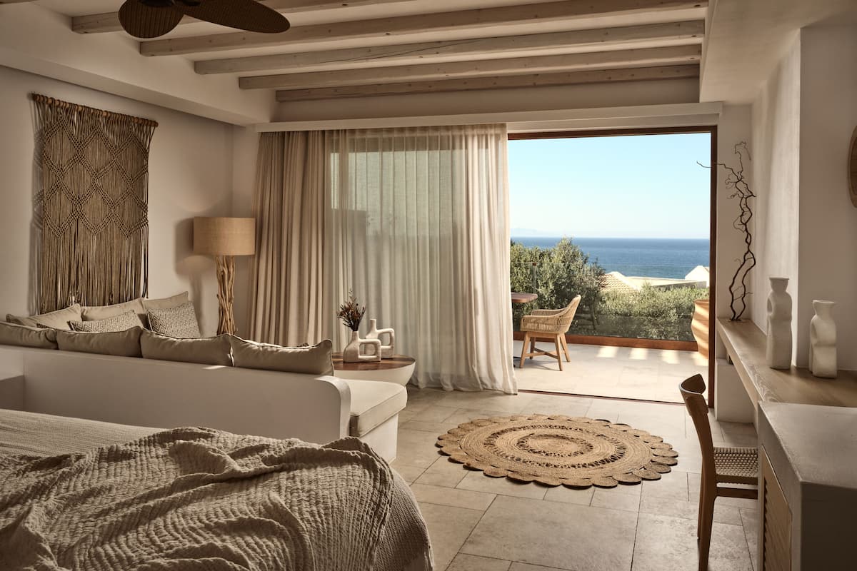 Deluxe Suite Sea View | Minibar, safe på rommet, skrivebord og blendingsgardiner