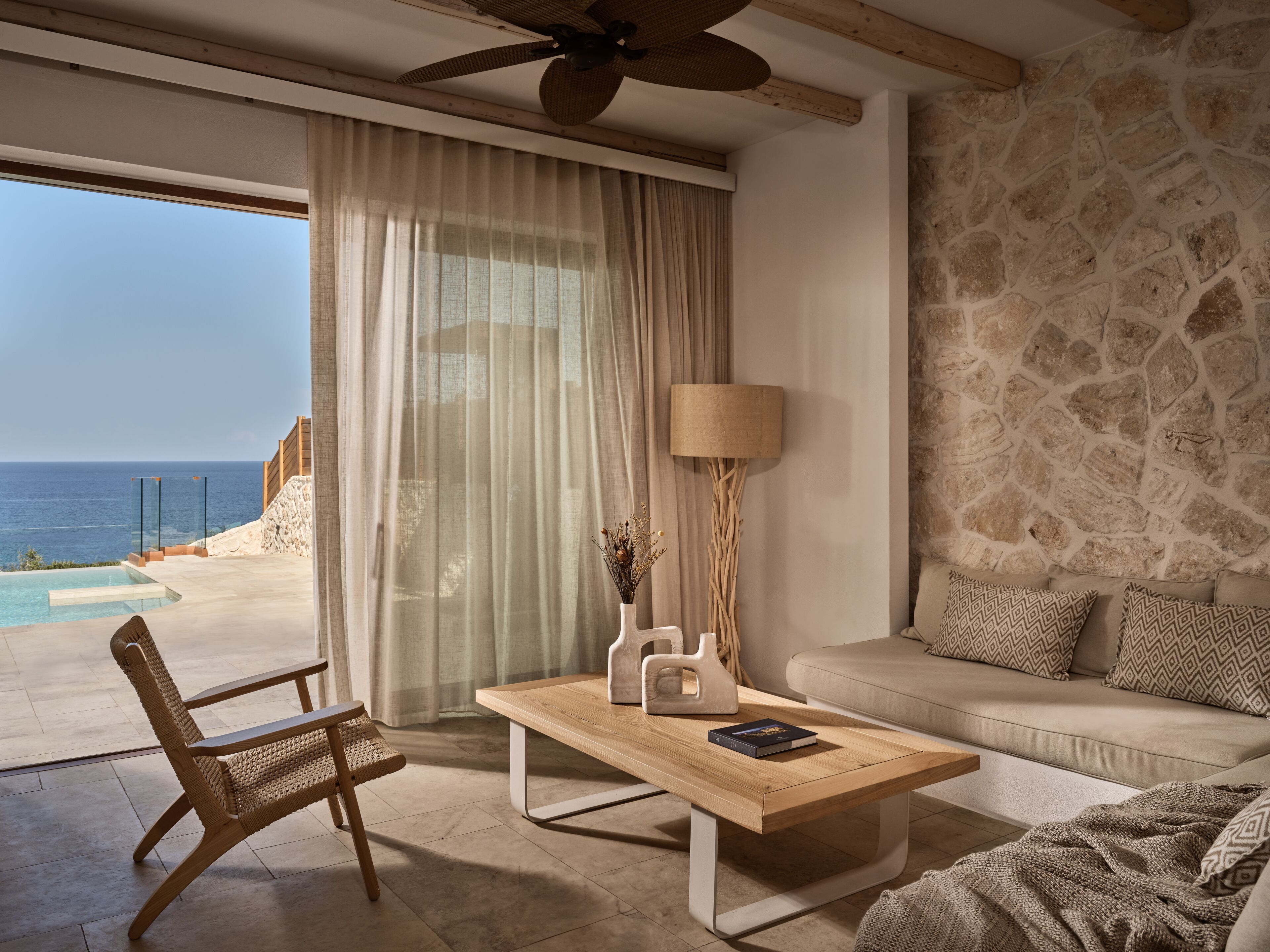 One Bedroom Sea View Villa Private Pool | Minibar, una cassaforte in camera, una scrivania, tende oscuranti