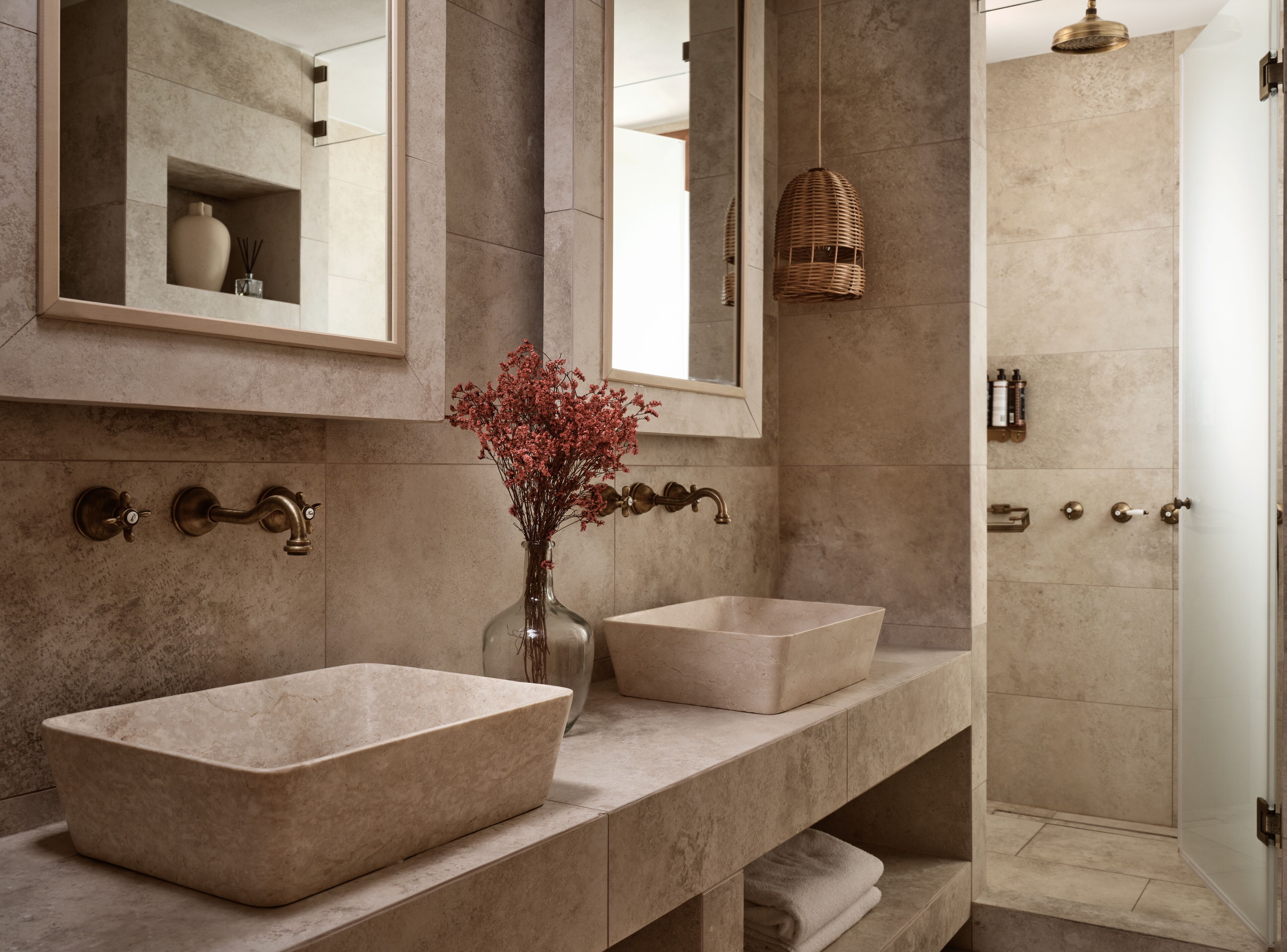Baignoire et douche séparées, douche à « effet pluie »