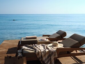 Private beach, sun-loungers, beach umbrellas, beach towels - Lesante Cape - The Leading Hotels of the World (Zakynthos)
