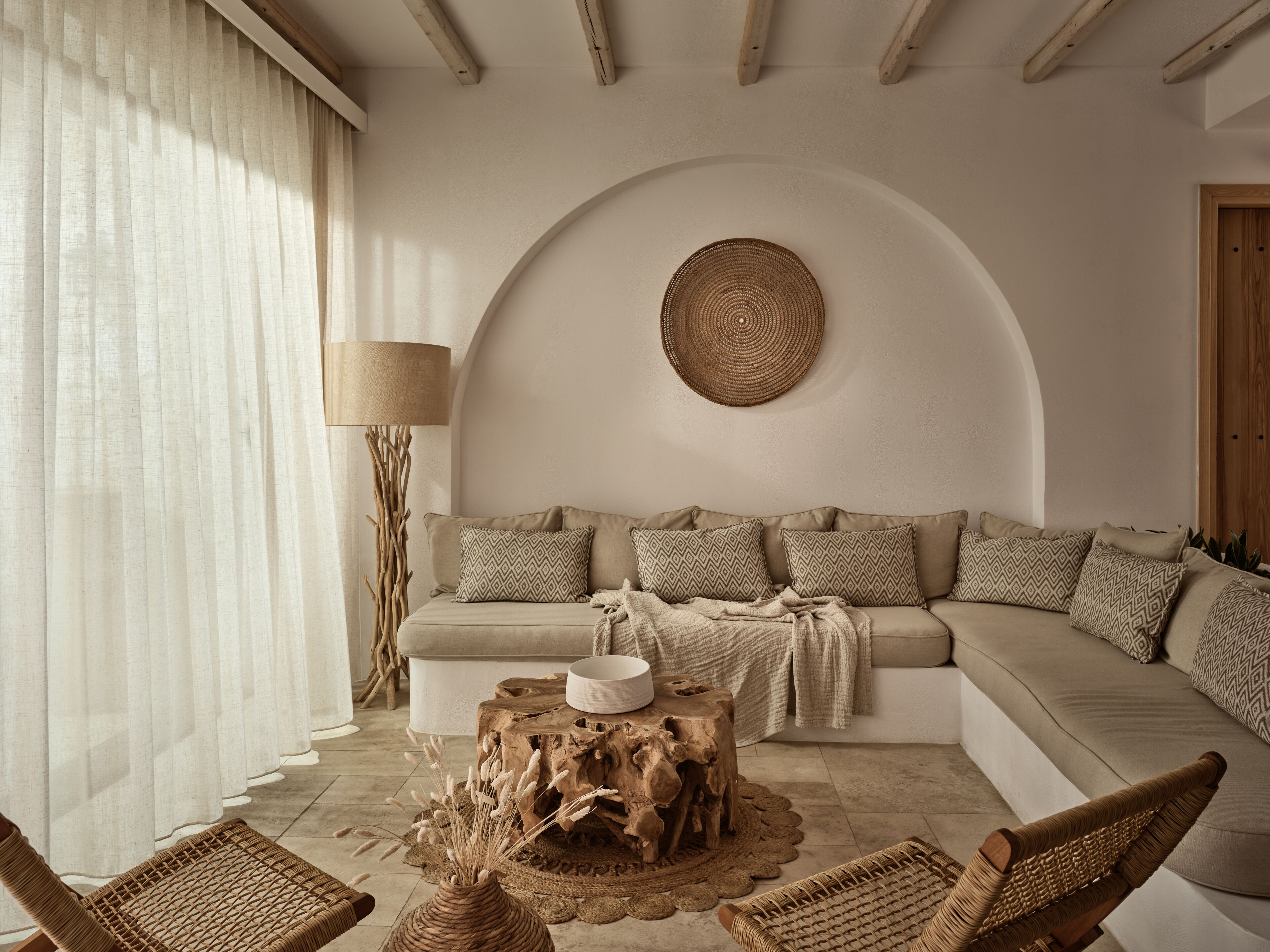 Comfort Three Bedroom Sea View Villa Private Pool | Woonruimte | Een 50-inch flatscreentelevisie met satellietzenders en een televisie