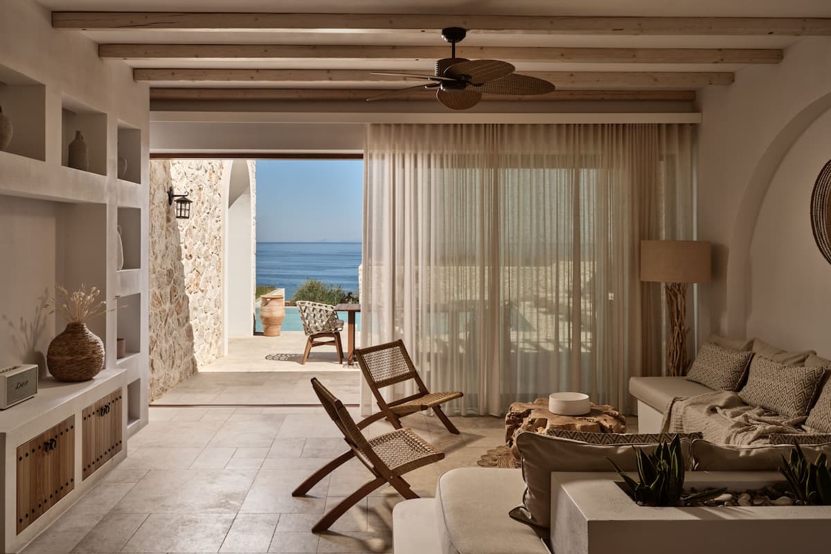 Comfort Three Bedroom Sea View Villa Private Pool | Zona de estar | Televisión de pantalla plana de 50 pulgadas con canales por satélite