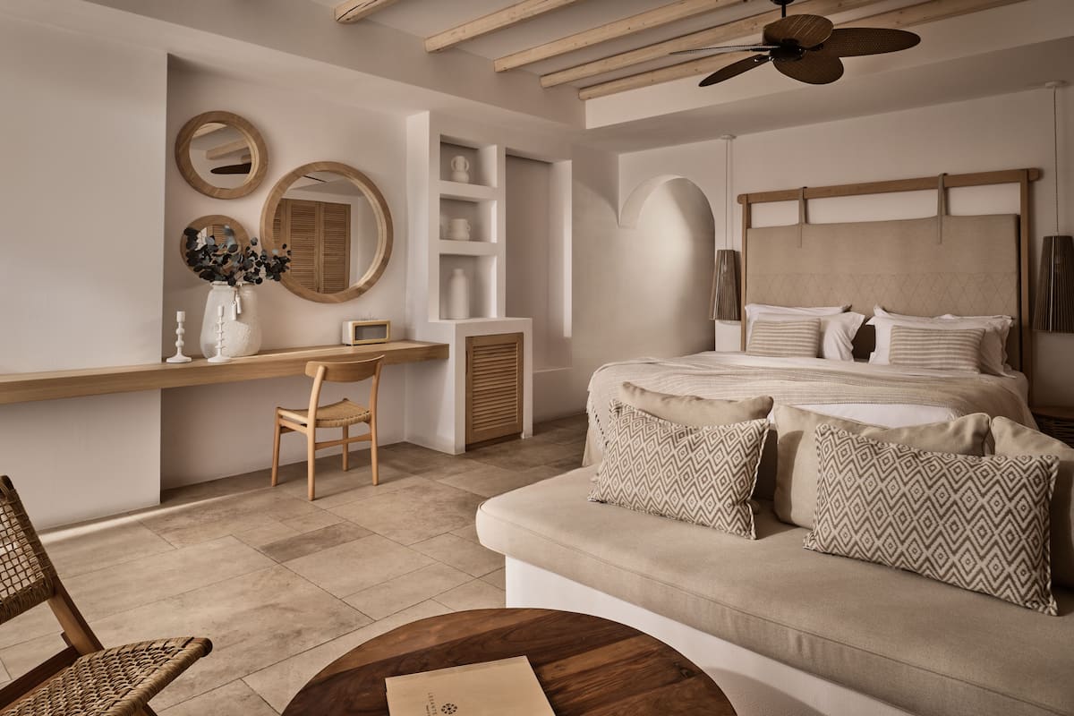 Deluxe Suite | Minibar, safe på rommet, skrivebord og blendingsgardiner