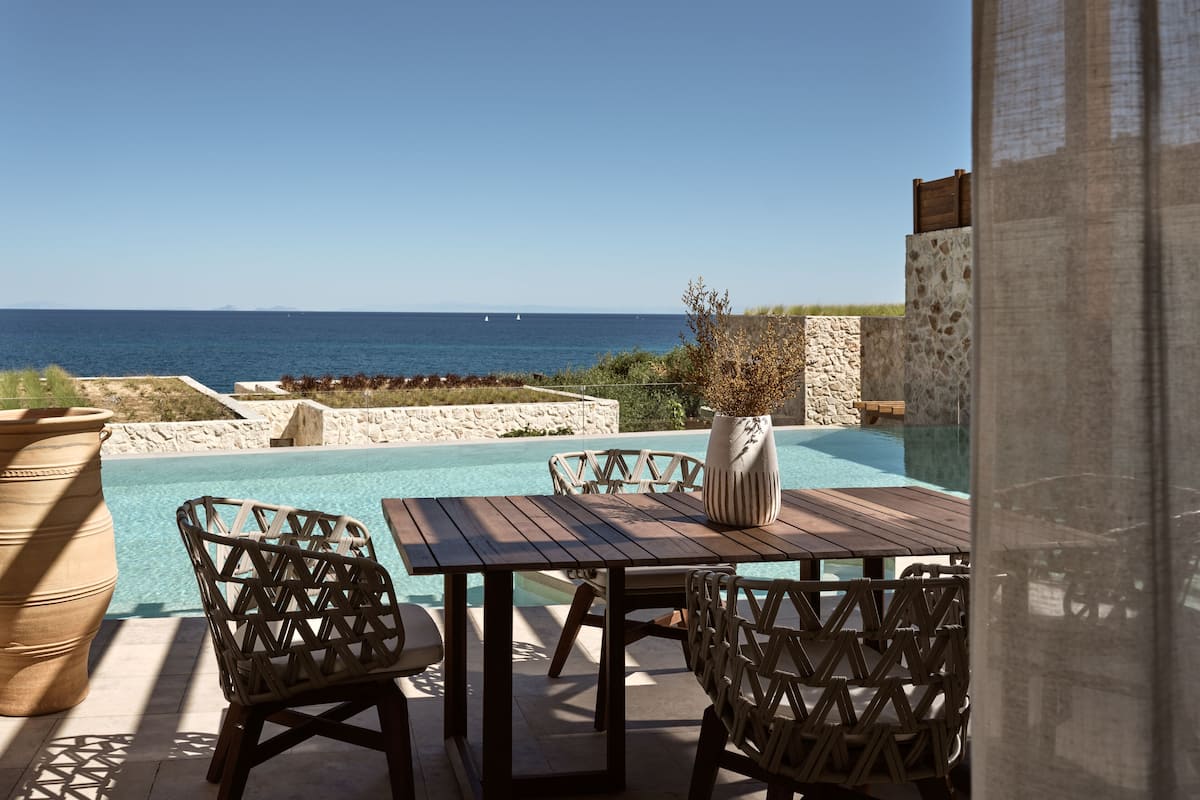 Two Bedroom Sea View Villa Private Pool | Minibar, safe på rommet, skrivebord og blendingsgardiner