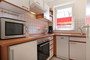 Køleskab, ovn, opvaskemaskine, kaffe-/temaskine