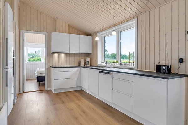 Køleskab, kogeplade, opvaskemaskine, kaffe-/temaskine