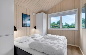 5 bedrooms, travel cot, free WiFi