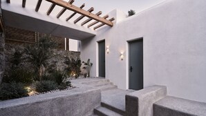 Un edificio moderno con una escalera de piedra que conduce a una puerta con el letrero '2014'.