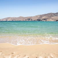 Una playa cerca, sillas reclinables de playa, sombrillas