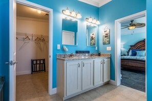 Badewanne, Haartrockner, Shampoo