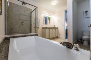 Badewanne, Haartrockner, Shampoo