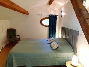 3 slaapkamers, een bureau, een strijkplank/strijkijzer, reisbedje