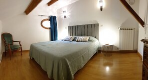 3 chambres, bureau, fer et planche à repasser, lit parapluie