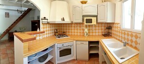 Een koelkast, een microgolfoven, een oven, een kookplaat