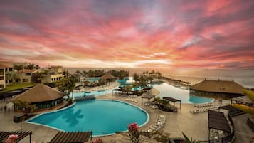 4 outdoor pools, pool umbrellas, pool loungers