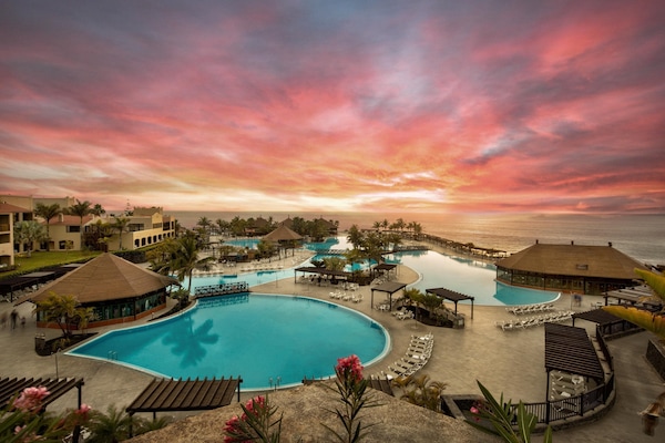 4 outdoor pools, pool umbrellas, sun loungers