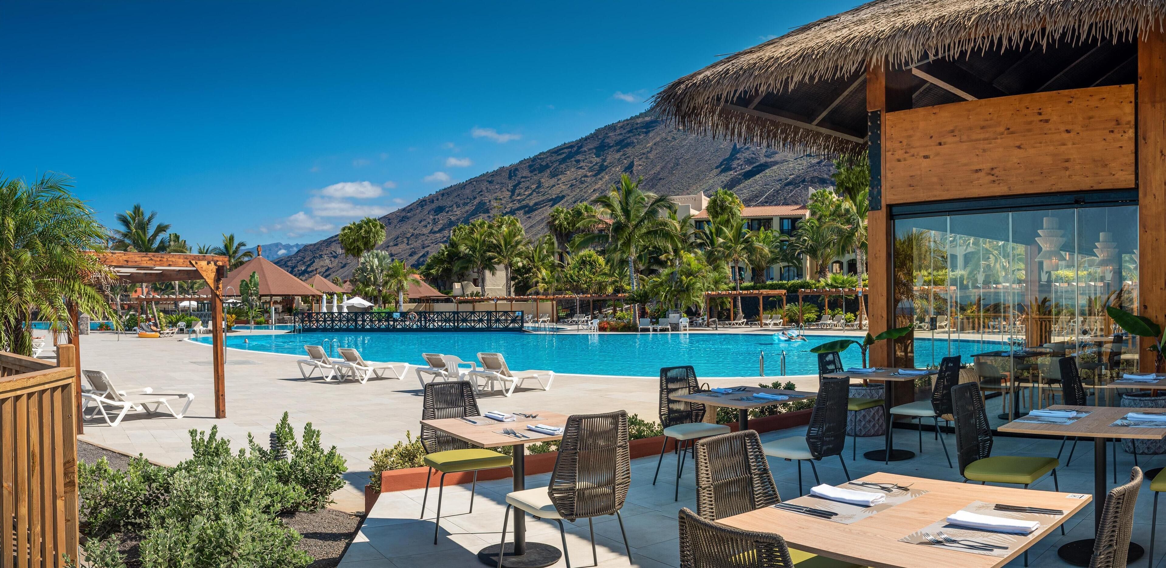 5 restaurants; breakfast, lunch, dinner and brunch served 