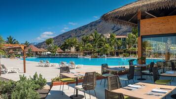 5 restaurants; breakfast, lunch, dinner and brunch served
