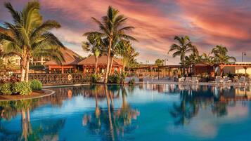 4 outdoor pools, pool umbrellas, pool loungers