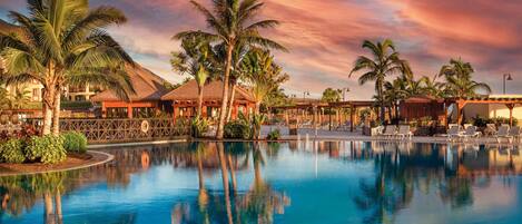 4 outdoor pools, pool umbrellas, sun loungers