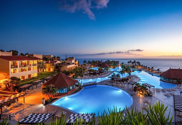 4 outdoor pools, pool umbrellas, sun loungers